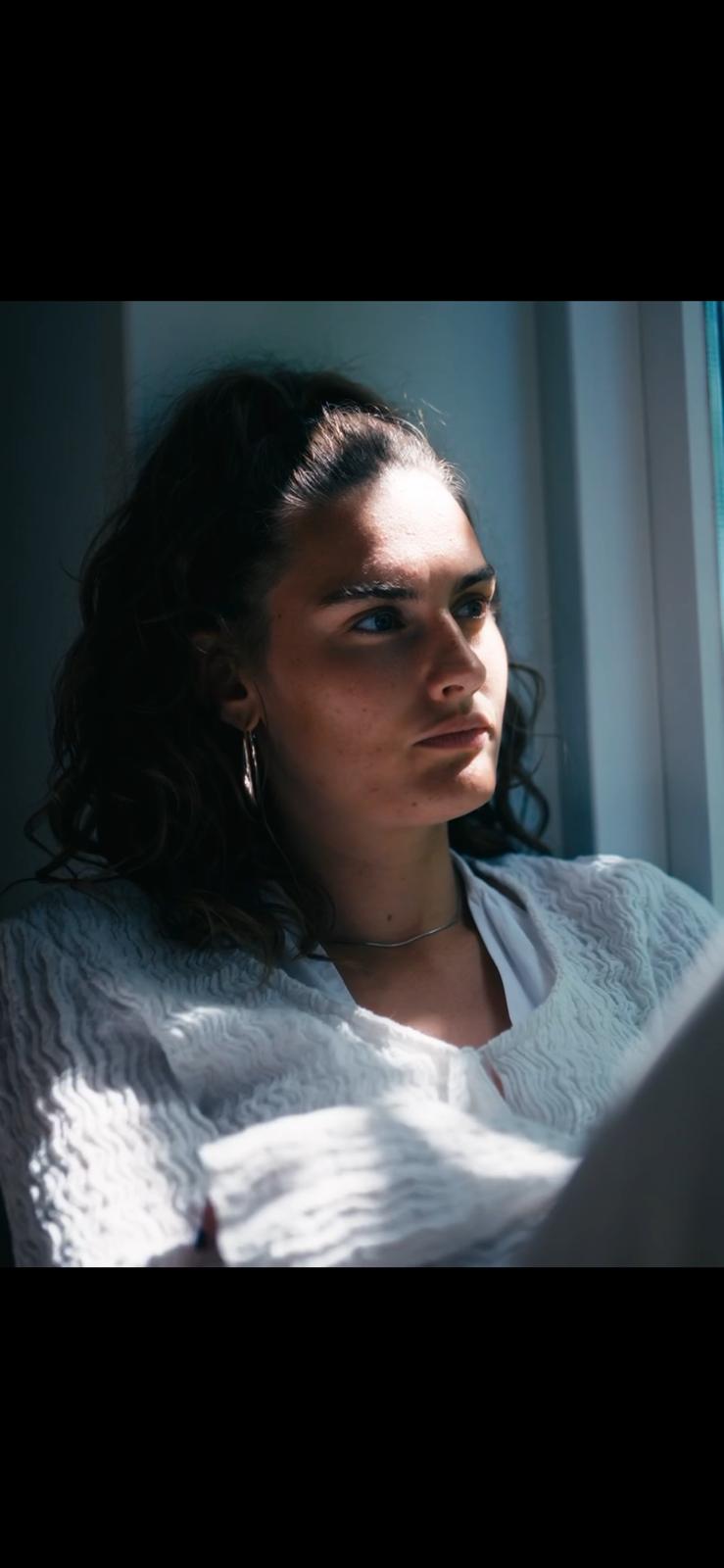 Portret van een vrouw in het licht bij het raam